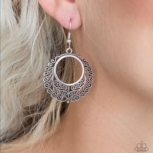 ❤️‍🔥5/$25❤️‍🔥 Grapevine Glamorous Silver Earrings